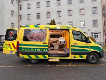 Koraszülött mentőautó