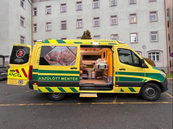 Koraszülött mentőautó